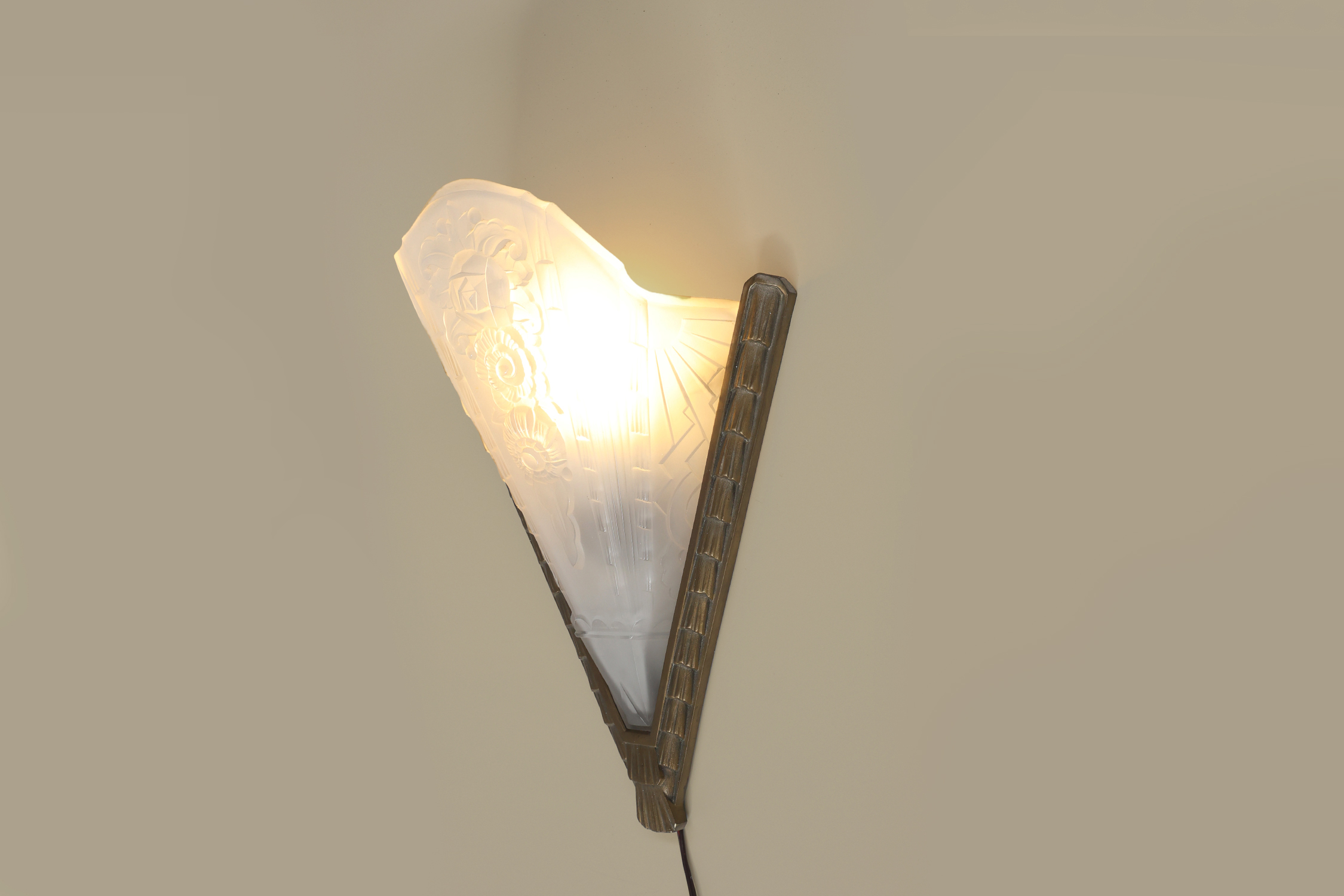 French Art Deco wall scone with frosted molded-pressed glass shade, 1920sthumbnail